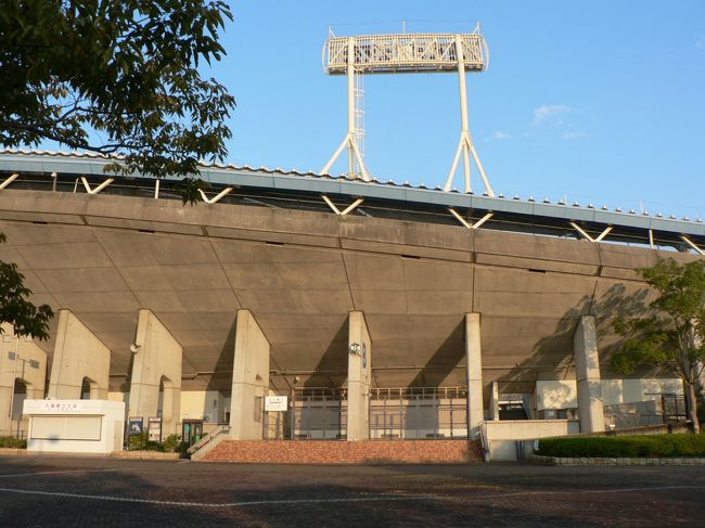 神戸総合運動公園陸上競技場は神戸総合運動公園内にある多目的競技場で愛称ユニバー記念競技場。１９８５年の夏季ユニバーシアードの開催に合わせ整備された神戸総合運動公園内に神戸市によりオリンピック誘致を視野に入れて建設されたスタジアム。<br />２００６年ののじぎく兵庫国体、のじぎく兵庫大会のメインスタジアムとしても使用され日本プロサッカーリーグ（Jリーグ）に加盟するヴィッセル神戸が１９９５−２００２年までホームスタジアムとして利用していた。ヴィッセルのJ参入以前はガンバ大阪がJリーグ開幕直後に準本拠地にしていた。現在は過去の競技大会の記念碑がたくさん設けられている。<br />（写真は神戸総合運動公園陸上競技場）<br />