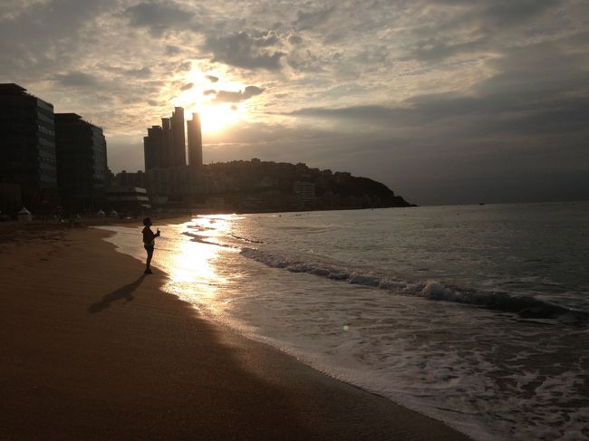 ４泊５日の女子ふたりによる韓国巡り！！<br /><br />今回のこの旅はずっと行ってみたかった釜山から始まりました！！<br /><br />ソウルの次に大きな都市として知られる釜山。<br />ソウルにはない魅力が多くありました。<br />岩手県出身だからでしょうか？<br />その中でも方言は温かみを感じました。<br />コトバににじみ出る人の温かみ。<br />身に染みましたし、とても聞いていて心地よく感じました。<br /><br />そして釜山には釜山だけでしか味わえない食の文化が多くあります。<br />この食を存分に満喫して参りました。<br /><br />海に行く度に時間の流れを忘れ、無心になれました。<br />「この海をずっと見ていたい。」<br />そう思わせてくれる海に始めて出会った気がします。<br /><br />少しでも釜山の魅力をお届けできたら嬉しいです。<br />ぶら～り女子ふたり旅をご覧下さい♪♪<br />