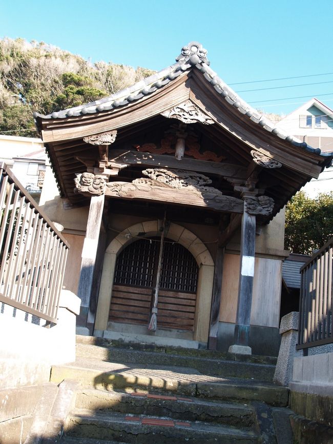 　逗子市小坪4に鎮座する八幡宮は伊勢町の鎮守八幡である。創建年代や縁起は分からなかった。<br />　新編相模国風土記稿（天保12年（1841年）成立）には、「八幡宮 本地佛阿弥陀を安ず、村民六十八名の産神(うぶすながみ 生まれた土地の守り神)なり」とある。逗子町誌（昭和3年（1928年）刊）では、「今は応神天皇を祀る、小坪第一の社殿なり、石垣を以て境内を区切り参道の左右各神社並列し正面に三間四間の石の本殿あり、其の中に彫刻を以て飾られたる荘厳なる中宮あり、小高き処なるを以て眺望佳なり」と追記している。また、改訂版では、「本殿は杮葺で幕末の本格的技術が見られる。石造の覆屋は伝統と洋風手法の混在を示しており、明治、大正文化の反映を見ることができる。覆屋の造立は大正十二年(1923)四月である。」と注記している。「石造の覆屋」とあり、今見られる土蔵造の覆殿は関東大震災（大正12年（1923年）9月）直前に建てられた。土蔵造の社殿（覆殿）は珍しく、雷電稲荷神社（東京都新宿区新宿4）（http://4travel.jp/travelogue/10661360）で見たくらいだ。また、鎌倉郡では関東大震災前に建てられた建物で現存するものの数は少ない。<br />　参道横には2基の石鳥居が建つ「高彦霊神　竹水霊神」を祀る石碑と「御嶽山大神　八海山大神　三笠山大神」を祀る石碑がある。江戸時代に流行った山岳信仰であろう。常に拝める富士山の石碑はない。<br />　山岳信仰の石碑の社殿側にはコンクリート製の祠の中に双体道祖神が祀られている。諏訪神社でも祠の中に祀られている双体道祖神を見た。裏の上り坂の小路が古東海道である。<br />（表紙写真は八幡宮社殿（覆殿））