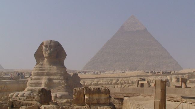 旅行会社のDMで格安ツアー発見。<br />一度は行きたかったエジプトへ。<br />アブシンベルまでは行かなかったけど、安短旅行。<br />3大ピラミッドは思ってたより感動なかった。<br />一番小さなメンカウラー王の中に行ったけど、少ししんどい。<br /><br /><br />★12/2(木)　出国<br />★12/3(金)　カイロ4：3大ピラミッド<br />　12/4(土)　ルクソール：カルナック宮殿、ルクソール宮殿エジプト<br />　12/5(日)　エジプト考古博物館、ナイル川ファルーカ遊覧<br />　12/6(月)　メンフィス、サッカラ、ダハシュール、カイロ歴史地区<br />　12/7(火)　帰国