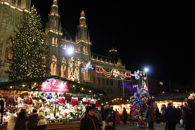ウィーン、シュテファン寺院や、市庁舎などで行われているクリスマス市。<br />特に夜になると、大勢のウィーンっ子や観光客で大賑わい。<br />冷えた身体には、暖かいグリューワインを飲んでほろ酔い気分です。<br />