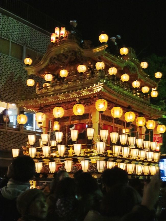 「秩父夜祭」とは、埼玉県秩父市の秩父神社の例大祭のこと。<br />飛騨の高山祭、京都の祇園祭とともに「日本三大曳山祭」として知られ、<br />３００年の歴史がある、日本を代表するお祭りです。<br /><br />「秩父夜祭」は2日が宵宮・3日が大祭であり･･･特に昨日３日の夜は<br />提灯で飾り付けられた絢爛豪華な２台の笠鉾と４台の屋台の曳き回しや、<br />冬の花火大会が有名で･･･沢山の夜店も出るので、秩父の町中が<br />お祭りムード一色になります。<br /><br />昔から秩父夜祭が大好きな友人。今年も去年に続き、行って来ました。<br />秩父夜祭と言えば･･･屋台の曳き回しが有名ですが、沢山の夜店が<br />出るので、買い食いも楽しみつつ･･･祭りを彩る冬の花火を見るのが<br />オススメです。空気が澄んだ冬の花火はとっても綺麗･･･<br /><br />デジイチ持参の友人は、ポスターのような写真を撮ると意気込んで<br />今回秩父夜祭に参戦したけれど･･･どうなったのかな？<br /><br />手持ちで撮影している為に、写真がブレブレですが･･･冬の夜の<br />秩父の熱い〜お祭りの熱気が少しでもお伝え出来ればと思います。