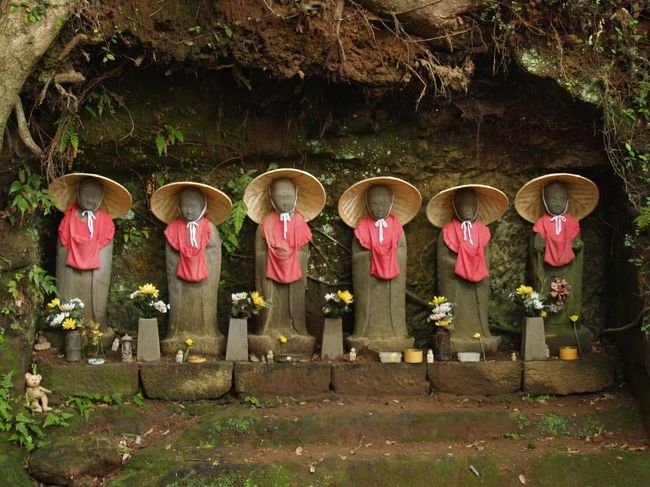 逗子市内のお寺を巡っていても六地蔵が少ないという印象を受ける。また、路傍に立つ六地蔵にも未だお目に掛かってはいない。逗子市小坪6にある地蔵堂には鎌倉六地蔵あたりの飢渇畠に似た小坪の砂畠があったと縁起にあるが、お地蔵さまが立てられているが六地蔵はないとう。<br /> 逗子市中心部のお寺はまだ巡礼していないが、それほど増えるとも思われない。<br />(表紙写真は神武寺の六地蔵)