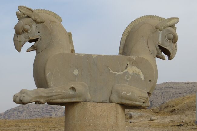 2012秋、イラン旅行記(20/56)：11月19日(3)：ペルセポリス(2)：ホマ鳥像、有翼人面牡牛像、未完の門、百人レリーフ像