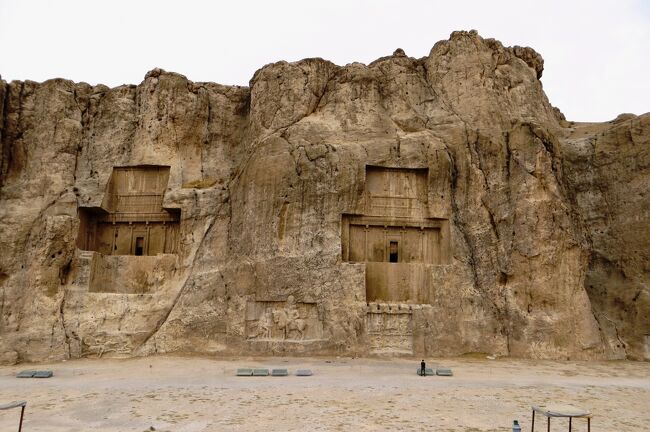 2012秋、イラン旅行記(25/56)：11月19日(8)：ペルセポリス(7)：ナクシュ・ロスタム、四王の墓、岩壁のレリーフ