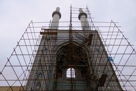 2012秋、イラン旅行記(30/56)：11月20日(4)：ヤズド(4)：金曜日のモスク、修復中のイーワーン、ミナレット、商店街