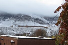 2012秋、イラン旅行記(42/56)：11月22日(1)：アブヤネ村(1)：イスファハンからアブヤネ村へ、赤色の村、雪景色