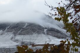 2012秋、イラン旅行記(43/56)：11月22日(2)：アブヤネ村(2)：紅葉と雪山の景色、赤色の村、ナン焼の店、三毛猫