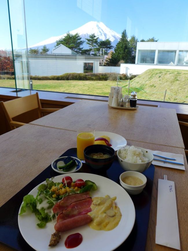 朝の富士山の眺めを楽しんだあと、山中湖マウント富士 ザ・ガーデンカフェのバイキングの朝食を頂きます。<br /><br />私としては、かなり遅めの朝食で、レストランは混雑時間を過ぎていたので、ゆったりと朝食を楽しむことが出来ました。<br />