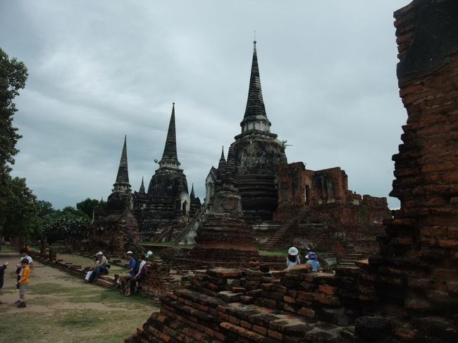 タイ旅行3日目は、再びアユタヤ遺跡へ行ってきました。途中バンパイン離宮も見てきました。