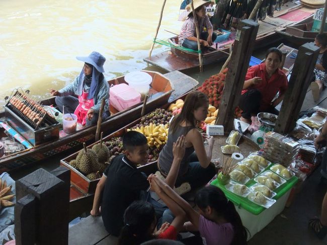 タイ旅行4日目は、カンチャナブリ観光。途中リバークワイ駅からワン・ポー駅まで旧泰緬鉄道に乗りました。最終日は、水上マーケット観光です。