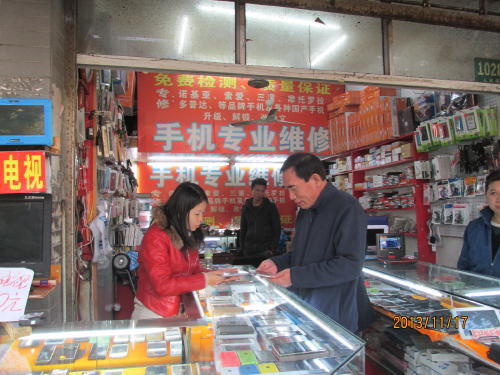 中古品の事を中国語で二手貨と言います。旧品と言う中国語もあります。二手とは文字通り２度の手に渡る事、貨は品物を表します。中古自動車は二手車と言います。ここ人民路と方浜西路の交差点にある携帯電話の二手貨市場です。携帯の中でも携帯端末はとても高い物で安く手に入ればと人気があります。日本でも古い携帯（スマホ、アイホンではない）物に人気があるそうです。これを「ガラケイ」と言うそうです。「ガラ」はガラパゴスから来ていて進化しないと言う意味です。日本では老人は新しい物に付いていけないので壊れたら同じ型の物があれば使い方も一緒で済む為です。プレミアの付く物もあるそうです。中国の形態は「シムカード」なので買い替えた携帯に入れ替えればすぐ使えます。使用料もプリベートなので登録の手続きは不要です。<br /><br />南市は中華路と人民路に囲まれた円形の旧市街と南側の黄浦江脇の城外です。昔、倭寇からの侵略に対し城壁（中国の城壁は住民を守る為、街全体を囲った。）と堀を造った。縦1.3km・横1.6km・外周5.3km。皇居外周と同じぐらい。租界が周りに出来た時に取り壊されて中華路と人民路になりました。上海が県となった1291年の7年後に設置され、辛亥革命後の1915年までの約600年間、ここが上海の政治的中心でした。この上海県（中国では県は町です）では黄浦江の対岸の高層ビルを見ながら昔ながらの生活をしています。古い住宅の部屋ごとに一所帯が住み、トイレも無く、台所も屋外に共用です。それでも住民は楽しく生活しています。南市にあった古くからの書院・学校の多くは、既に失われて、見ることができない。敬業中学（尚文路73号、1748年申江書院が前身）、龍門書院（尚文路133弄55号、1865年創立。）、梅渓小学校（1878年創立、梅渓書院が前身。）などがそれである。現在古い住宅を取り壊し、高層住宅に建替える再開発が盛んに行われています。ツアーでは行かない上海の下町を散策するのは何時か？“いまでしょう”<br />