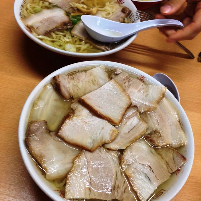 【表紙の写真】喜多方ラーメンの名店の一つ『ばんない食堂』の肉そば<br /><br />ラーメンの街「喜多方」<br />日本三大ラーメンの一角にあげられるほどのラーメンの街<br /><br />数あるお店の中でも、老舗の一つとして知られ、<br />今や全国にも展開している「坂内食堂」へ！<br /><br />WEB：<br />http://ban-nai.com/index.htm<br /><br /><br />2013年秋の会津旅行　関連旅行記<br />★秋が深まりつつある大内宿<br />http://4travel.jp/travelogue/11216848<br /><br />★秋が深まりつつある大内宿<br />http://4travel.jp/travelogue/11216848<br /><br />★星野リゾート磐梯山温泉ホテルと裏磐梯の紅葉<br />http://4travel.jp/travelogue/11218720