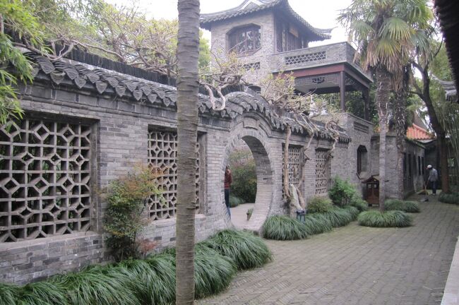 泰州市にある古典庭園の喬園の紹介です。『泰州(たいしゅう)』は、中国にかつて存在した州です。南唐代(937～975年)から民国初年(1912年)にかけて、現在の江蘇省泰州市一帯に設置されました。(ウィキペディア、JTB・中国)
