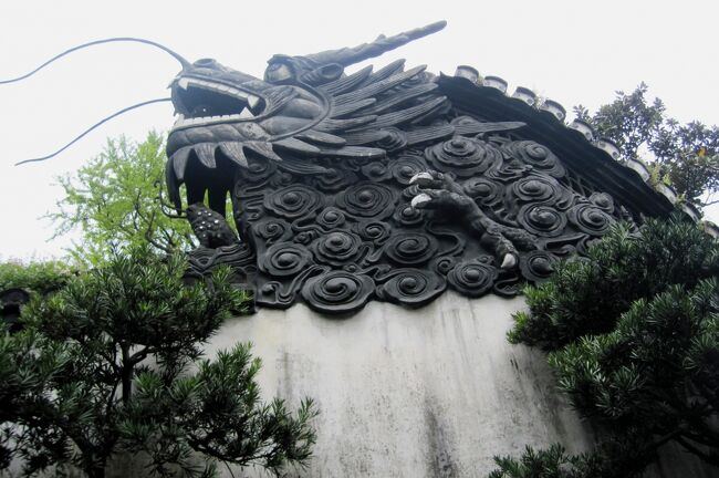 上海の観光スポットの『豫園』は、明代に四川省の役人だった潘允瑞によって造られた庭園です。完成までには、18年間もの歳月をかけました。潘家の没落後、庭園は一時荒廃しましたが、清代になってから上海の有力者たちが再建に乗り出しました。(ウィキペディア、JTB・中国)