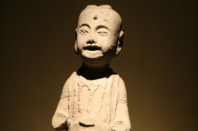 上海博物館の仏像等の展示紹介の締め括りです。上海博物館の外観は、『天円地方』という古代からの中国の世界観、宇宙観を示していると同時に、鼎に代表される青銅器コレクションを示しています。(ウィキペディア、上海博物館公式サイト)
