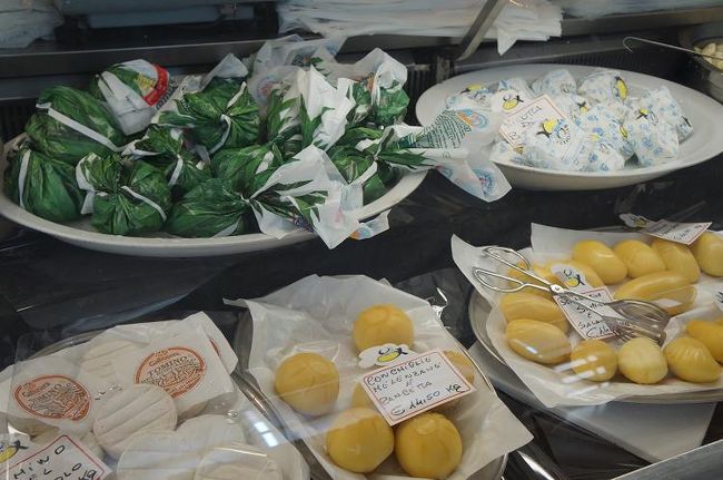 ナポリといえばモッツァレラチーズ！<br />ナポリの観光途中にチーズ工場へ寄って、工場見学をして<br />出来立てチーズの試食をいただきました。<br /><br />フレッシュなモッツァレラチーズなだけにミルキーで濃厚な水牛のミルクが<br />じわ〜〜とでてくる超新鮮なモッツァレラチーズでした。<br />ツアーではなかなか体験できないチーズ工場、日本でもなかなか行くことが出来ませんが<br />ここでは工場での作業を見せてくれます。<br />チーズで美味しい思いをしたら・・・・1時間強歩くポンペイ遺跡の観光。<br />お腹いっぱいになってからの運動。なかなか充実したナポリ日帰り観光でした。