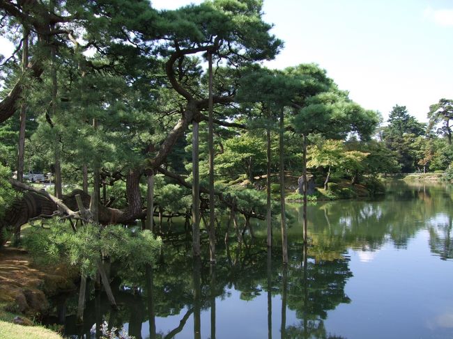 この旅はバスツアーですが、ホテルの朝食と観光地までのバスが用意されているだけのツアーとなっています。観光地の見学は全て自由散策、自分達のプランで巡るというもの。昼食、夕食ももちろんです。自分達の好みで組立てられる旅なので参加してみました。金沢兼六園をじっくり鑑賞。楽しい旅となりました。写真は「唐崎の松」。