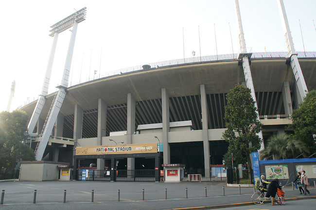 個人的な用事で東京に行ってきました。<br />今年、2020年のオリンピックが東京で開催されることが決定して、日本中が沸きました。<br />新しい国立競技場の建設に伴い、今の国立競技場が取り壊されるというニュースを聞きました。<br />国立競技場がどこにあるのかさえ、詳しく知らない状態でしたが、このタイミングで東京に行くならば…と、中には入れないけれど、周囲を歩いて来ました。<br />