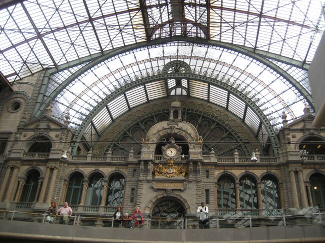 WA(ウエスタンオーストラリア)のツアーで仲良くなったベルギー人とフランス人。<br />2人の友人との再会がてらベルギーメイン、パリに立ち寄る旅を計画しました。<br />行き帰りは一人旅、9日間の自由旅行です。<br /><br />こちらは「フランダースの犬」の舞台になった大聖堂があるアントワープの様子です。<br /><br /><日程><br /><br />1日目 KIX→AMS→BRU (ブリュッセル泊)<br />2日目 ブリュッセル観光 (ハッセルト泊)<br />3日目 ハッセルト観光 (ハッセルト泊)<br />4日目 アントワープ観光 (ハッセルト泊)<br />5日目 ブリュージュ観光 (ブリュージュ泊)<br />6日目 BRU Zuid→Paris Nord (パリ泊) <br />7日目 パリ観光 (パリ泊)<br />8日目 CDG→AMS→ (機中泊)<br />9日目 KIX