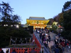 夕暮れの鶴岡八幡と小町通りをあるく。いかにも鎌倉。