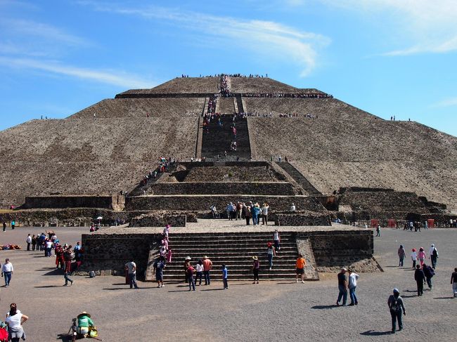 本日はテオティワカンへ。<br />ピラミッドはとにかく巨大。インパクト大。<br />ただただデカイ。<br /><br /><br />観光客も多し。ピクニック気分できてるメキシコ人も多い。<br />上に上るのに長蛇の列。<br />ふーむ。<br /><br />ちなみにシティまでの帰りに<br />この至近距離なのに<br />バスが検問受けて時間食った