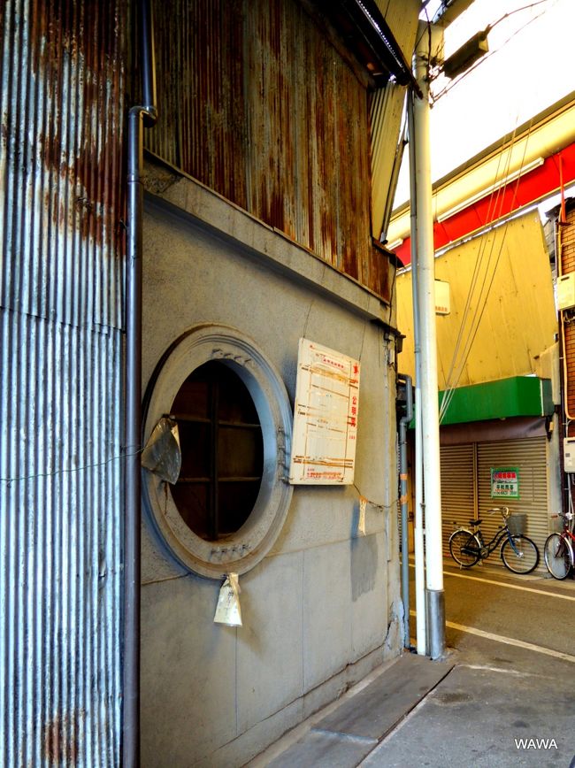 大阪市の商店街組合リストによると西成区には37の商店街、4つの小売市場、15のスーパーマーケットがあるそうだ。<br />カメラをポケットに、実際には更に細かく分かれ数も多い大阪市西成区にある商店街を歩いてみました。<br />公的なリストに基づく商店街組合等の名称と、現地のアーケードや吊看板などに表示された名称が微妙に異なるため、写真では現状優先の表示にしています。<br /><br />・天下茶屋駅前商店街<br />・天下茶屋商店会<br />・天友会(アーケード無)<br />・北天下茶屋市場商業協同組合(スーパーサンコーからサンディ天下茶屋店) <br /><br />・岸里新開通商店会(アーケード無)<br />・西天下茶屋商店街(中央通商店街)<br />・西天下茶屋商店街(中央通寿会)<br />・岸ノ里デパート協同組合(セルフ方式の小売市場) <br />・西天下茶屋商店街(西天商店会)<br />・西天下茶屋商店街(南本通商店街)<br />・西天下茶屋商店街(銀座商店街)<br />
