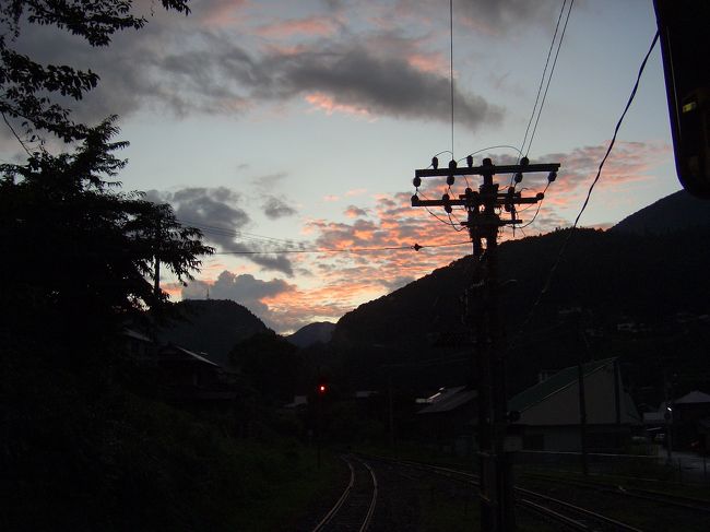 ２００７年の夏。大学４年生の僕はバックパック一つ持って青春１８きっぷで日本一周の旅に出ました。これはその旅の記録です。<br />四国に入った旅は香川県を起点に反時計回りで一周していきます。香川ではご当地の讃岐うどんに舌鼓を打ちながら、徳島の眉山に登ったり、山深い大歩危・小歩危で途中下車したりと鈍行列車で旅していきます。特に大歩危・小歩危の山間から見た夕暮れはとても綺麗で、今でも忘れることが出来ません。高知では清流・四万十川と一緒に走りながら、一路愛媛へ。城下町・松山を歩きながら再び香川県へ。旅は続きます。。。