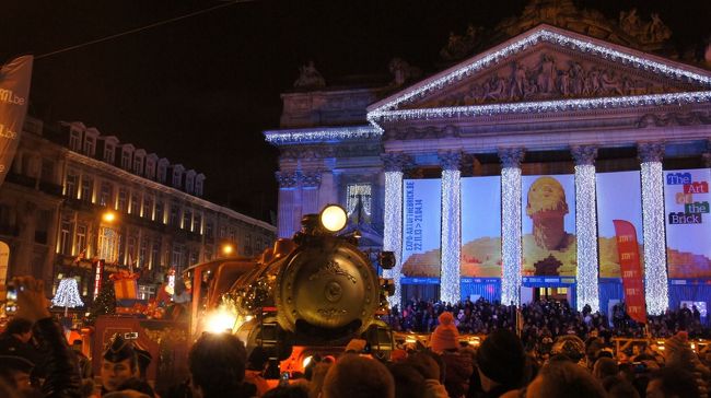 年末の欧州はクリスマスマーケットのシーズン。<br />別件でブリュッセルに行ってたらたまたまパレードの日と合致！見てきた！<br /><br />いきなり機関車がパレードに！