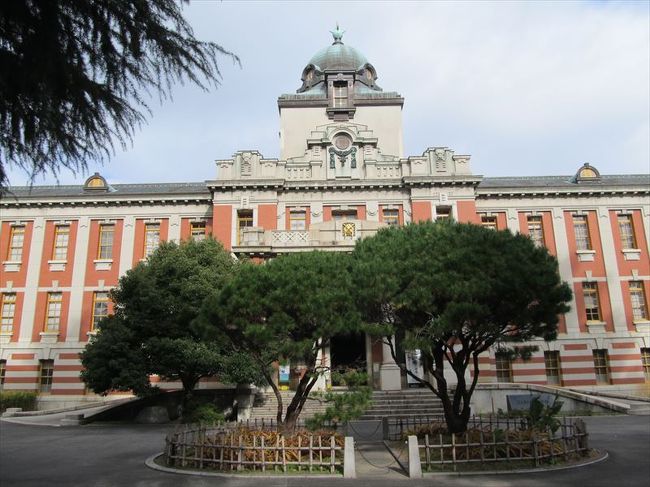 名古屋市東区白壁にある名古屋市政資料館に行ってみました。建物は大正時代に建てられた旧名古屋控訴院地方裁判所区裁判所庁舎で、国の重要文化財に指定されています。11の常設展示室に名古屋の近代建築史や発展の様子、裁判の様子などが展示されています。第4展示室が名古屋のあゆみ、第5常設展示室が大きくなる名古屋市、第6展示室が名古屋市の町づくりとなっていますが、以上の3つは撮影禁止のため、写真がありません。そのほかに集会室、展示室の貸出や結婚式場としても使われています。