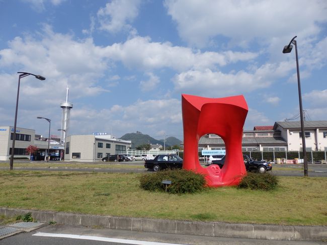 綾部駅（あやべえき）北口側には綾部市（あやべし）が誇る大企業に発展したグンゼ 本社、グンゼ研究所、グンゼ記念館、グンゼ博物苑、R-in綾部（ビジネスホテル）などがある。<br />グンゼ記念館（グンゼきねんかん）は１９５０年に開館、１９１７年に建設された洋風建築の旧郡是製糸本館本社事務所を使用した、グンゼの歴史を紹介する企業博物館。１８９６年に創業したグンゼの社史と養蚕と製糸に関する資料、錦絵を展示、紹介している。<br />（写真は綾部駅北口側）<br />