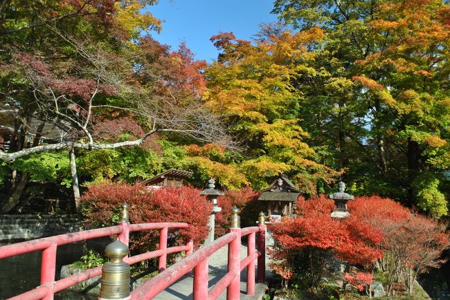 快晴の土曜日の午後<br />天気もええし、紅葉でも観に行こか！<br />ということで、毎日通勤で近くを通っているにもかかわらず、参拝したことが一度も無かった談山神社へはじめて紅葉を観に行ってきました。<br /><br />今年は職場近くの山々もとても色鮮やかに紅葉をしていました。<br />