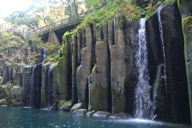 紅葉と温泉を楽しみに、大分・熊本・宮崎の三県をレンタカーでドライブ旅行です。<br />１日目は湯布院でランチ、ラムネ温泉へ、それから黒川温泉で宿泊<br />２日目は阿蘇へ、高千穂でランチ、高千穂渓谷を満喫、高千穂で宿泊<br />３日目は朝早くから雲海を見に行き、佐伯市で伊勢海老ランチ、魚市場で干物を購入、湯布院で宿泊<br />４日目は別府温泉で地獄巡りと温浴、宇佐神社とからあげ、熊野磨崖仏を見て、太刀魚ランチのあと、大分空港へ