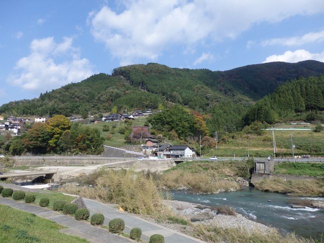 京丹波町（きょうたんばちょう）は、京都府中部の船井郡に属する町で２００５年に丹波町、瑞穂町、和知町が合併して誕生している。<br />古来より京都と山陰を結ぶ山陰道、綾部街道へ抜ける街道沿いに宿場町が栄え丹波高地に囲まれた旧３町は現在でも京都縦貫自動車道、山陰本線、国道９号、国道２７号、国道１７３号などが交わる交通の要所で福知山盆地と亀岡盆地の中間にある。 <br />丹波地方の中央部、丹波高地を控え旧丹波町の南部が淀川水系と由良川水系の分水界となっており 由良川、高屋川、須知川が流れている。京都府の綾部市、福知山市、南丹市、兵庫県の篠山市（２００５年に 船井郡丹波町、瑞穂町、和知町の3町が対等合併して誕生）と接している。<br />主な産業は、農業（ブドウ、稲作、酪農）と林業で古くから丹波の名産を生む中心的地域で特産物は丹波マツタケ、丹波黒豆、丹波栗、丹波牛 、丹波ワインなど全国的に名高いブランドを有している。 <br />（写真は京丹波町の光景）<br />