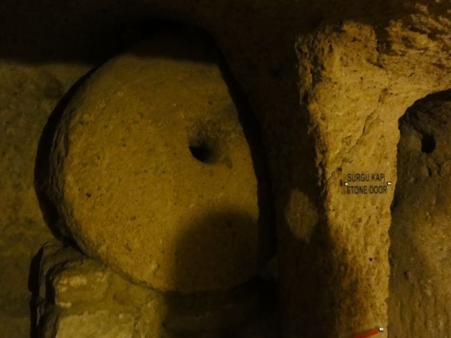 カイマルク地下都市に行ってきました。<br />「地下８層」の「地下都市跡」です。<br />写真は敵から攻められた時に使用する「石の扉」です。