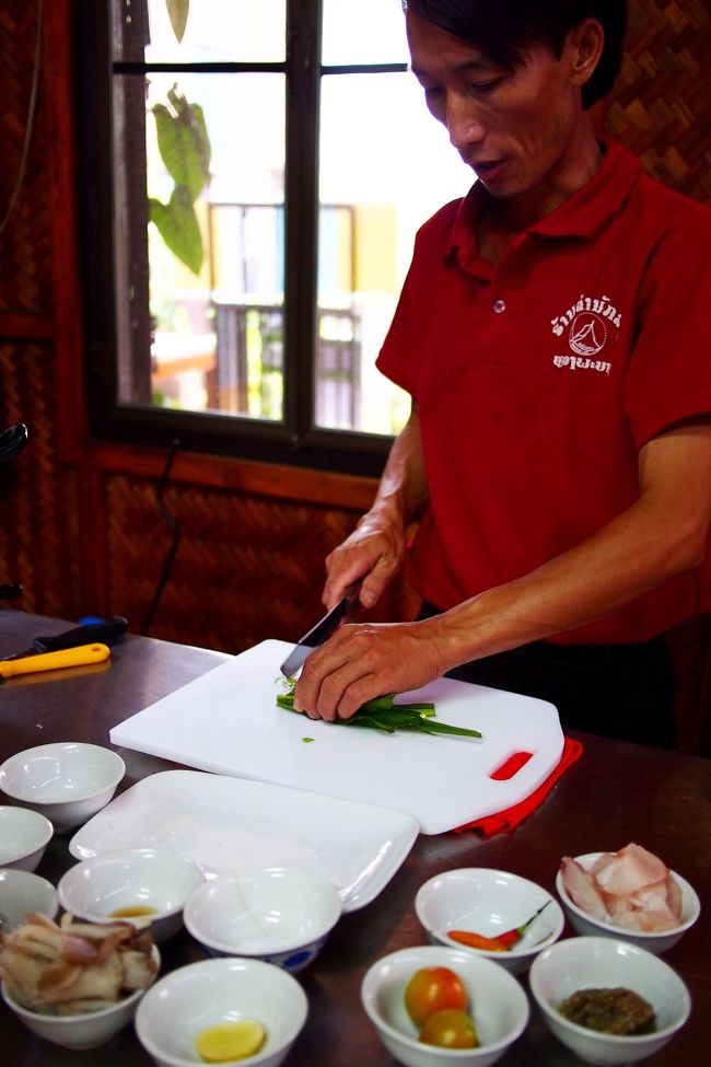 旅行7日目。<br />今日の午前中は夫1人でカヤック半日ツアーに参加し、夕方からは2人揃ってルアンパバーンの人気レストランTamnak Lao Restaurantが主催するクッキングクラスへ。<br />クッキングクラスはカンボジア・ベトナム・タイで参加したけど、どこも“作る⇒食べる”の繰り返しで、先生の指示のもと一緒に包丁で刻んだり、鍋をかき混ぜたり…一応全ての料理に何らかの形で携わって完成まで共同で作るスタイルだった。<br />でもこのクッキングクラスは、先生（Tamnak Lao Restaurantのシェフ）が最初に5品＋カオニャオを作るのをじっと眺めていて、先生が作った見本を味見し、そこから2品選んで作るというもの。<br />「さぁ一緒に…」を期待していたら、「手順の見本見せて、味も分かったでしょ？渡したレシピ（英語）を見ながら自分たちで作りなさい」というスパルタ方式でびっくり。<br />いやいや…そんなに説明はされていないし、華麗な手つきをボケーと見ていただけなので全然思い出せない。<br />2人いる先生は、調理道具の片づけをしながらお喋りしつつ寛いでるし、私たちは完全放置。<br />レシピ本と葛藤しながら自分たちで再現するという、ハードルの高い料理教室だった。<br />（普段料理しない人や料理用語の英語に慣れていない人には、ハードルが高すぎて正直お勧め出来ない）