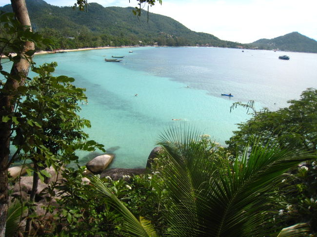 2013&#39;　今年の旅行はタイのビーチを巡る旅。<br /><br />タイ湾のサムイ島・タオ島<br />アンダマン海のクラビとプーケットを巡ります。<br /><br />雨季と分かりつつタオ島を選んだのは、良い天気がつづく日もあるようなので一か八かで挑戦。<br />ダイビングショップの人いわく、｢少し前は乾季の時のように良い天気が続いていたんですがねぇ〜〜｣。<br /><br />でも、シュノーケルやるには良かったです。<br /><br />【エアアジアでクアランプール→スラタニ→サムイ島へ】<br />http://4travel.jp/travelogue/10838777