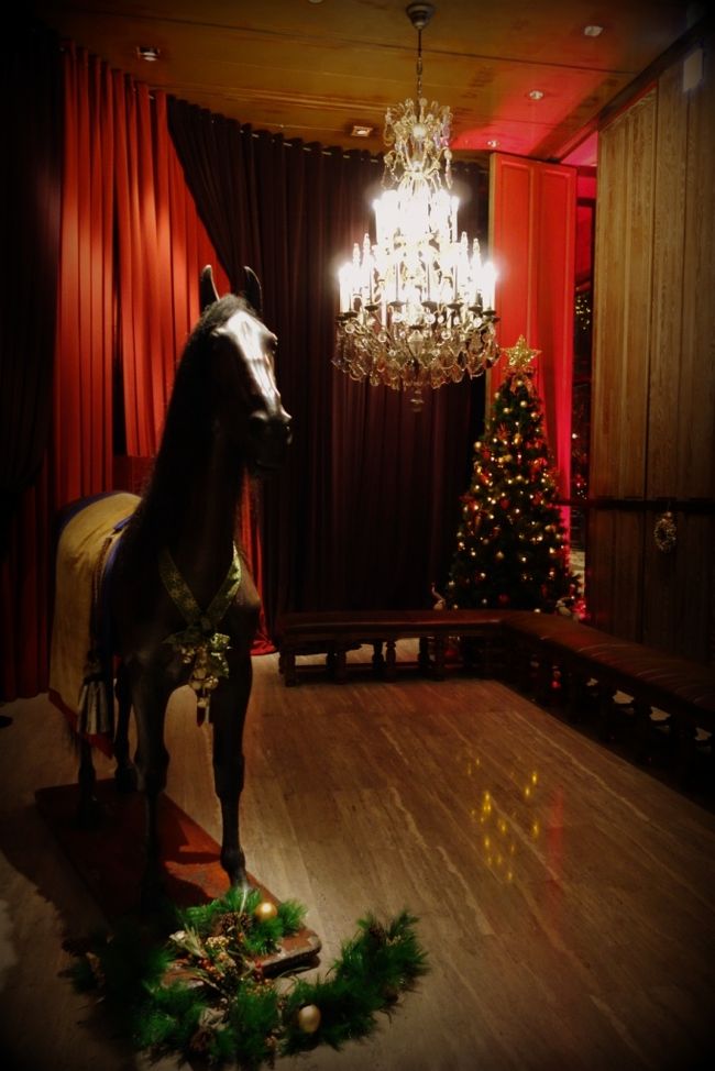 マイルを使ってクリスマスのイルミネーション煌めく台北へ行ってきました。<br />宿泊先は以前から気になっていたパレ・デ・シンホテル(台北君品酒店)<br /><br />とよ夫にとっては7年越しの初台湾。<br />毎回何だかんだと予定変更で先延ばしになっていたので、やっと行くことができただけにかなり楽しみにしている様子。<br /><br />今回の旅の目的は、もちろんとよとよはこの三日でどれだけ食べれるか、そしてとよ夫はどれだけ飲めるのか!?(笑)<br />先月のソウルに負けず劣らず美味しいものだらけのここ台北で、とよとよ家は確実に太っていくのは言うまでもありませ〜ん。(^_^;)<br /><br />そして、とよ夫が3日間の滞在中に飲んだビールは何と15リットル!!<br />\(◎o◎)/!<br /><br />ちゃんと数えていたところが凄い・・・。<br /><br /><br /><br />★ホテルチェックイン&士林夜市編<br />☆迪化街&九分散策&ビール工場で飲んだくれ編<br />☆台北駅周辺でラストスパート!!どこまで食べれるか編<br /><br /><br /><br /><br />■日程 :2泊3日<br />■エアー:日本航空(特典航空券)<br />■ホテル:パレ・デ・シンホテル(台北君品酒店)<br /> デラックスルーム<br /> <br /><br /><br />1TW$≒3.5円(2013年12月)<br /><br />