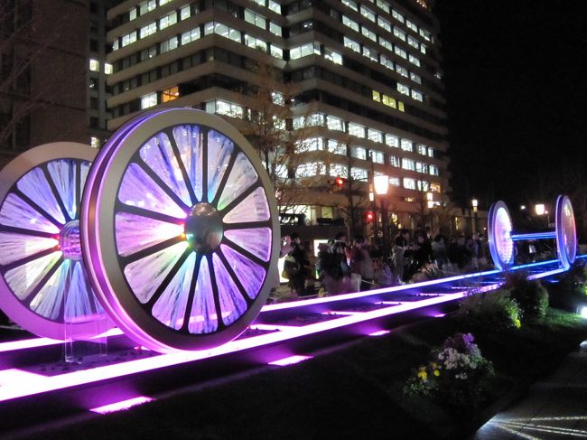 イブの夜から始まった東京丸の内『東京ミチテラス2013~明日へと続く 光のレールウェイ~』。<br />丸の内駅舎から皇居外苑までの大通りには、花と光で彩られた「光のレールウェイ」とレールの上に車輪をモチーフにした光るオブジェ「光の車輪」が登場し、音楽に合わせて蒸気と光を出す演出が行われている。また約20メートルの壁面に車窓を模した画面が10面埋め込まれた「光の車窓」も展示されている。<br />穴場のミチテラスも掲載。<br />丸の内駅舎がクリスマススペシャルカラーでライトアップ(24日と25日の2日間)されていて、いつもと違った東京駅が楽しめた。<br /><br />また12月23日からライトアップされた皇居の二重橋とKITTEの巨大クリスマスツリー、毎年開催されミュージシャンの石井竜也さんの作品も展示されている東京ビルTOKIAのライティングオブジェ、東京駅グランルーフのイルミネーションも見てきたのでこちらもどうぞ。<br /><br />自分で行程を考えて色々周るのは楽しい~♪<br /><br />≪今回の行程≫<br />①東京ミチテラス2013&東京駅舎ライトアップ(丸の内エリア)<br /> ↓<br />②東京ミチテラス2013(穴場?の場所)<br /> ↓<br />③皇居 二重橋ライトアップ<br /> ↓<br />④WHITE KITTE (KITTEのクリスマスツリー)<br /> ↓<br />⑤東京TOKIA ライティングオブジェ2013<br /> ↓<br />⑥東京駅グランルーフ クリスタルイルミネーション<br /><br /><br />★東京ミチテラス2013★<br />開催期間:12月24日(火)~12月29日(日) 17時頃~21時頃<br /><br />★丸の内駅舎ライトアップ(クリスマススペシャルカラー)★<br />開催期間:12月24日(火)~12月25日(水) 18時~21時(予定)<br /><br />★皇居 二重橋ライトアップ★<br />開催期間:12月23日(月)~翌年 1月5日(日) 17時~21時<br /><br />★ライティング・オブジェ2013★<br />開催期間:12月12日(木)~12月25日(水)<br /><br />★グランルーフクリスタルイルミネーション★<br />開催期間:11月23日(土)~翌年 1月13日(月) 17時~23時<br /><br /><br /><br /><br />