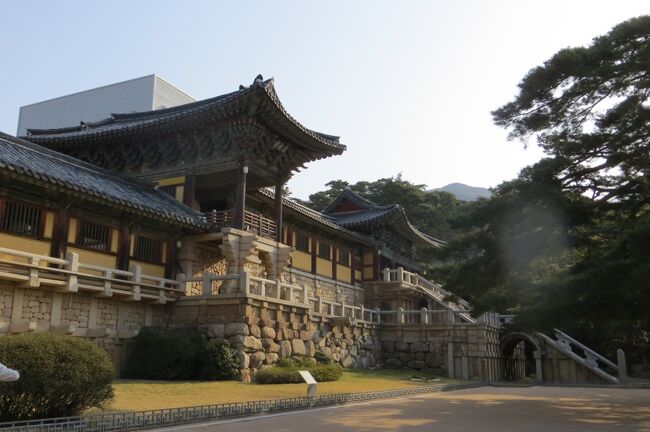 　韓国屈指の名刹、仏国寺の見学です。石窟庵と合わせ、世界文化遺産に登録されている古刹です。