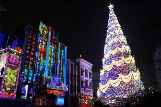<br />今年もこの季節が やって来ました~♪<br /> Merry Xmas & HAPPY NEW YEAR ~♪<br />☆☆“ユニバーサル ワンダー クリスマス”☆☆(2014年1月6日まで)<br /><br />特別ショー『天使のくれた奇跡Ⅱ~The Song of an Angel~ 』や『世界一の光のクリスマスツリー 』などの特別なショーやイベントもたくさん。。。 <br /><br />今年は、ダンナとお出掛け~♪<br />年間パスポート(通称年パス)を持って気軽に出掛けるkuritchiですが、ダンナと一緒だとちょっと違う。。<br /><br />ダンナは 待つのが 大嫌い!!!<br />なので、人気ライドやショーの待ち時間をギュッと短く出来る“ユニバーサル・エクスプレス・パス”が必要なのです(^^;<br /><br />もちろん、『天使のくれた奇跡Ⅱ~The Song of an Angel~特別観賞エリア入場券』購入済みです(^^<br /><br />大人気の『ハリウッド・ドリーム・ザ・ライド~バックドロップ~』が体験できる“エクスプレス・パス”も事前準備。。<br /><br />≪ 1日だけじゃ、時間が足りない?! ≫(笑)<br /><br /> <br />この日は、朝から雨が降っていて…。<br />ユニバーサル・スタジオに到着した頃には雨も上がり… <br />でも、一時雨の予報。。<br /><br />≪ 心配だなぁー ≫<br /><br />それでも、“ユニバーサル・ワンダー・クリスマス”を楽しんじゃいましょう~♪<br /><br />◎ ユニバーサル・ワンダー・クリスマス<br />(http://www.usj.co.jp/christmas2013/)<br /><br />◎ 入場券(チケット)事前購入<br />(http://www.usj.co.jp/ticket/webticket/)<br /><br />◎ ユニバーサル・エクスプレス・パス<br />(http://www.usj.co.jp/ticket/expresspass/)<br /><br />◎ 天使のくれた奇跡Ⅱ~The Song of an Angel~特別観賞エリア入場券<br />(http://www.usj.co.jp/ticket/expresspass/show/tenshi-christmas2013.html)<br /><br />◎ ハリウッド・ドリーム・ザ・ライド~バックドロップ~<br />(http://www.usj.co.jp/attraction/att_detail/hdr.html)<br /><br /><br />(編集中)