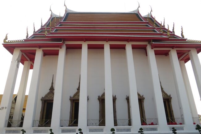 ワット・カンラヤナミット紹介の続きです。バンコクでは、この寺院を手始めに、4箇所を見学しました。あと3箇所は、ワット・アルン(暁の寺)、ワット・ブラケット(エメラルド寺院)と、ワット・ポー(涅槃寺)です。(ウィキペディア、るるぶ・タイ)