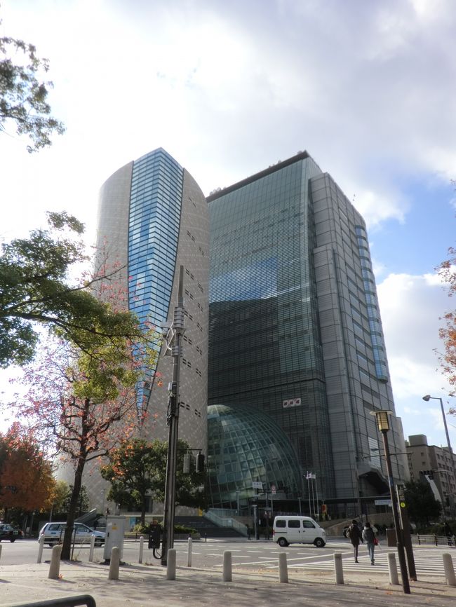 大阪府の歴史講座に参加できることになり NHK大阪放送局に隣接の「大阪歴史博物館」に出かけた。<br />地下鉄谷町線又は中央線「谷町4丁目駅」で下車すると大阪市馬場町交差点。東筋向いは、今年既に2度訪れている大阪城公園である。<br /><br />博物館一階のレストランでランチを済ませ講座の受付開始までの時間を「西の丸庭園」巡りに充てた。西の大手門、多門櫓を入って西の丸公園辺りを歩く。 折から黄葉真っ盛りで青空に映えて天守閣の金色が美しく輝き、外国人の姿も散見された。木々の間から天守閣が見えるあたりで踵を返し会館に戻ったので今回も本丸はお預けとなったが....<br /><br />講座は「江戸時代の道頓堀〜400年前の都市開発」と題して学芸員の方がスライドや資料を駆使して興味深い研究成果を披瀝され、大いに認識を新たにした。たっぷりと講義を聴いた後6階からエレベーターで一気に10階へ。10階から順に7階まで降りつつ「古代〜近世」の歴史を体感する壮大な展示スペースを見学した。6階から下は特別展示室、講座室、研修室、学習情報センター、レストラン、ミュージアム、更には「難波の宮」地下遺跡へと続く。<br /><br />去年から始まっている講座らしく是非来年も参加したいと思うほど充足感を覚えた。