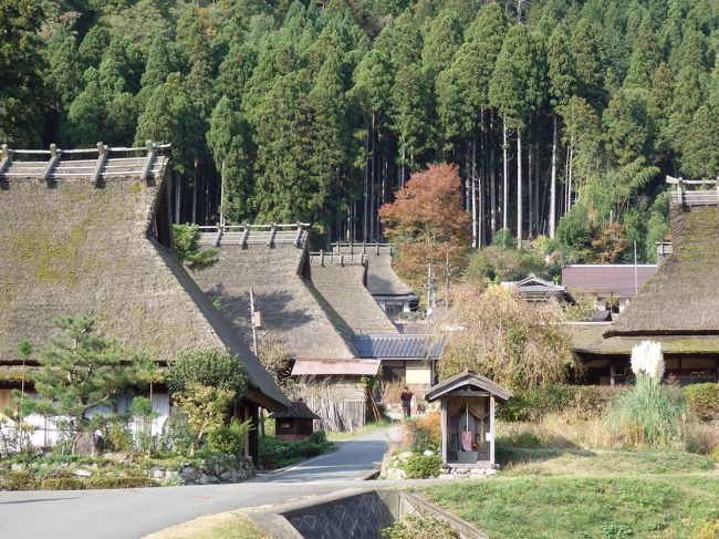 美山町（みやまちょう）は、２００５年末まで京都府北桑田郡に属す町だったが２００６年より周辺４町が合併して南丹市になった。町面積は京都府内の町村で一番大きく三国岳、頭巾山、長老山など８００−９００ｍ級の連山に囲まれ由良川の源流が町の中央部を流れている。京都市（左京区、右京区）、綾部市、船井郡日吉町、京丹波町、福井県大飯郡おおい町、滋賀県高島市と隣接している。<br />川に沿って建てられた民家のうちおよそ２５０棟は昔ながらの茅葺き民家で特に北集落は茅葺き民家が多く残っており自然景観と茅葺き民家が調和して日本の農村の原風景とも言うべき風情を呈しており国の重要伝統的建造物群保存地区として選定され「かやぶきの里」として人気の観光地になっている。<br />（写真は「かやぶきの里」の光景）<br />