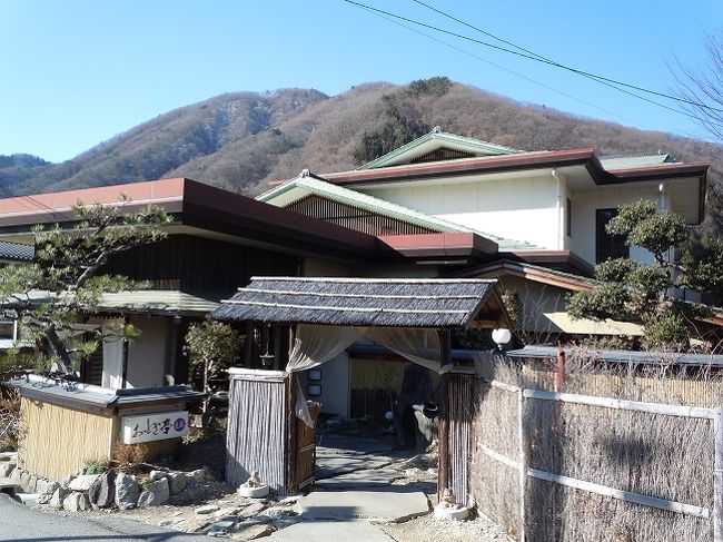 　昼神温泉って聞いたことありますか？　日本の中心、「へそ」に当たる長野県飯田市より恵那山トンネルへ向かうと出てくる山間の村にあります。<br />　中央高速「飯田山本」で下りたら１０分ほどのところで、４０年ほど前に恵那山トンネルを掘り始めた時に噴き出した温泉湯は極めて良質で名古屋や静岡の方には名の知れた湯治場であり、憩いの場所となっています。<br />　飯田市からは約１７キロにある昼神温泉はまだまだ知られて良い名湯です。<br />　何とも肌に優しいアルカリ温泉で南信州にはたくさんの温泉がありますが、南アルプス山系と中央アルプス山系に挟まれ、いろいろな湯質の温泉が点在するため、いろいろなお湯を楽しむことができるのは嬉しい。<br />　私がこの温泉を知ったのは３年前、オーストラリアよりキャンピングカーを持ち込み各地を放浪した時で、何とも穏やかな自然と調和した生き方が気に入り、飯田市内にマンションまで借りて２年間住んだことがあります。<br />　それほど惚れ込んだところで、そんな訳で昼神温泉はほとんどの日帰り温泉やホテルにも滞在していますが、そうした中で、今日は驚く発見をしたのでぜひ皆さんに紹介します。<br />　東京は武蔵野にジブリの森、宮崎駿のスタジオがあり、あちこちに宮崎監督作品に出て来るシーンのモデルになった建物や場所が点在するが、まさか、そんな宮崎作品のモチーフにうってつけのお宿を発見したのだから嬉しくなります。<br />近年ではモダンな都会のホテル同様の温泉ホテルが多い中、昔ながらの畳の部屋に通されてくつろげるのはありがたいが、それより何より建物全体が「おとぎチック」で民話の世界、おとぎ話の世界へ誘う魔力を持っていたのです。　私はこのお宿「おとぎ亭　光風」のホームページを見て急に訪れてみたくなったのはちょうど「かぐや姫」をテーマに、お宿の各所におかみさんが描いた「おとぎ絵」が飾られていることを知ったからですが、残念ながら「かぐや姫」は１１月のテーマで１２月は「雪女」がテーマとのことでした。<br />若いころ日本民話の会に時々お邪魔していた私にはそれはそれで楽しみが倍増して良かったと思いましたが、これならテーマが代わる度にそれを理由に訪れてみたくなると言うものです。<br />私はおとぎ絵を見ているうちに何とも言えないオーラを感じてここのおかみさんに話を聞いてみたくなりました。　どう見ても４０歳半ばのパワーがあり、脂がのった女性、しかもかなりポリシーを持った方に見えたからでした。玄関ロビーから部屋へと向かう回廊にはここのおかみさんが描いたおとぎ絵が飾られていて、その筆使い、柔らかい筆の走りの後に、女将（おかみ）の人柄、魅力が溢れ、どんな人なんだろうとかっえに想像してみたくなる。<br />　宿代には含まれていないが、これぞ旅する人の心を掴んで離さないおもてなしの原点ではないか？と恐れ入る。<br />　俳人芭蕉が、良寛和尚が、空海が無心で旅に出た時であったのが、こうした現代の「おとぎのお宿」だったのではないかと思うとおとぎ話の世界にタイムスリップして湯船につかりながら見る山々は山頂付近を雪で覆われ、風情を増してくれる。　自然に溶け込んだ佇まいでの一夜は何とも夢物語の気分で竹取の翁になれたのは嬉しい。<br />　このおとぎの宿、「おとぎ亭光風」では毎月おとぎ話を題材に壁画を掛け替えており、今月は「雪女の物語」がテーマで、先月はジブリの世界「かぐや姫」だったそうです。もう少し早く知っていれば１１月にも来たのに・・・・<br />　毎月壁画は変わり、女将の書が飾られているのでぜひ、おとぎ話の世界へ誘いたく思います。<br /><br />