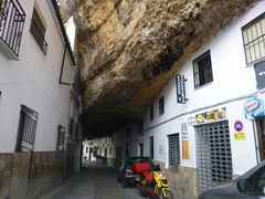 スペインの白い村「　セテニル　」大岩が道を塞ぎ、大岩の下でお茶を飲む村