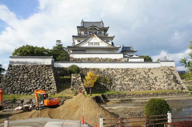 二日目は、岸和田散策。だんじりと岸和田城とくらいしか思い浮かばない街だったのですが、とにかく軽く一日観光するにはちょうどいい大きさの街のよう。前日の街歩きで靴ずれしてしまい足も痛くなっていたのですが、駅前の観光案内所で少しでも効率的に回るルートを確認して、さあ出発です。