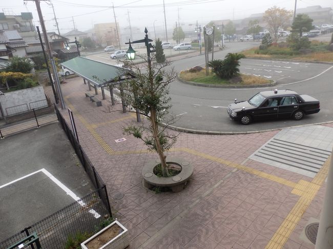 篠山口駅（ささやまぐちえき）は兵庫県篠山市大沢字高伏ノ坪にある西日本旅客鉄道（JR西日本）福知山線の駅で篠山市の代表駅。<br />福知山線の前身である阪鶴鉄道は計画当初は現在の篠山市西町付近を通る予定としていたがルートが大回りになる上に当時の地元の期待は京姫鉄道（京都駅 - 園部駅 - 篠山駅 - 姫路駅）にあり阪鶴鉄道に対しては地元の土地売却が積極的でなかったとのこと。最終的に現在の地（旧・丹南町）に駅が作られることになったという歴史があり、篠山市の代表駅ではあるが街の中心部から篠山口駅まではかなり離れている。駅も複雑な歴史を持っている。<br />（写真は篠山口駅前）<br />