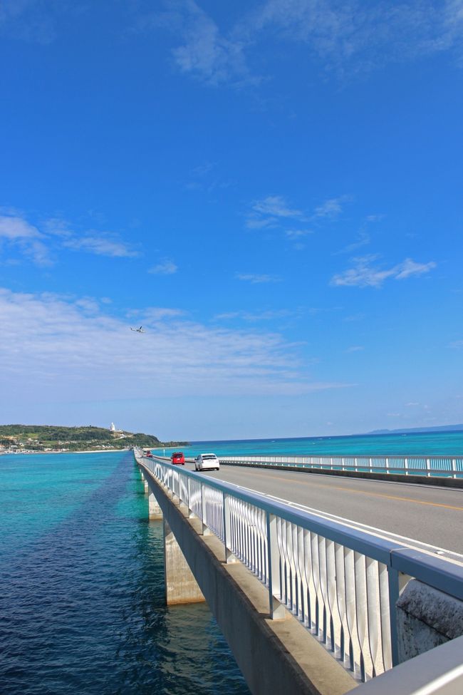 このブログは、<br /><br />あったか南の島のクリスマスは最高さぁ～☆沖縄そばと美ら海水族館編　vol.１<br /><br />http://4travel.jp/travelogue/10842451<br /><br />の続きです...<br /><br />美ら海水族館ですっかり海の動物たちに癒された後は、第２の目的の沖縄そば！！！<br />名護には「沖縄そば街道」と名付けられる程、そばの名店がズラリ...<br /><br />その中でも、行列必至のお店「きしもと食堂」を目指します=3<br /><br />ランチの後は、沖縄ぜんざいをいただき、「フクギ並木」をてくてくお散歩...<br /><br />静かで穏やか～な空気感に包まれ、まったり癒されました♪<br /><br />そして迎えた沖縄最終日、待ちに待った太陽がっ！！！<br />ようやく南の島らしい景色に出会うことができましたっ=3<br /><br />もうすっかり人気スポットになった「古宇利大橋」へ...<br />息を呑むほどキレイな海にかかる橋を徒歩で歩いてみました♪<br /><br />沖縄滞在２日目、３日目の旅の記録vol.2です...<br /><br /><br />