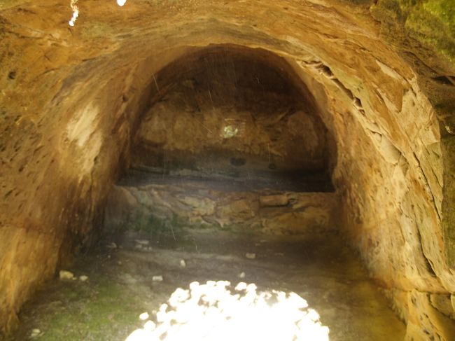 逗子市山の根2に鎮座する熊野神社の裏山には7基の横穴古墳(横穴墓)からなる横穴古墳(横穴募)群がある。熊野神社境内に消えかかった説明看板があり、神社掲示板にも「熊野神社横穴古墳群」と「山の根横穴古墳群について」の張り紙がある。名称が2つになっており、かつての横穴古墳は横穴募と呼ぶようになっているから、新しいものではない。事実、「熊野神社横穴古墳群」は消えかかった説明看板の内容と同じようだ。<br /> 「逗子市内の埋蔵文化財包蔵地一覧」(http://www.city.zushi.kanagawa.jp/syokan/syakyou/newbunkazai/buried/buried-index.html)を見ると、遺 跡 名 称は「山野根横穴群 I群」(山の根1)、「山野根横穴群 II群」(山の根2)、「山野根横穴群 III群」(山の根2)、「山野根横穴群 IV群」(山の根2)、「山野根横穴群 V群」(山の根3)、「山野根横穴群 VI群」(山の根3)となっており、山の根2が所在地となっている山野根横穴群 II〜IV群のいずれかが相当しようかと思ったら、「山野根熊野神社横穴群」(山の根2)が別にあるからこれだ。ただし、「山野根仲の谷横穴」(山の根2)もあり、山の根2には横穴墓が集中しているようだ。<br /> 山の根熊野神社横穴古墳群は左から3基だけが柵越しに見ることができる。左から2基だけが発掘済みで、3基目からは未発掘であり、4番目〜7番目は横穴墓がどこにあるのかも分からない。<br />(表紙写真は左から1番目の横穴古墳(横穴墓))